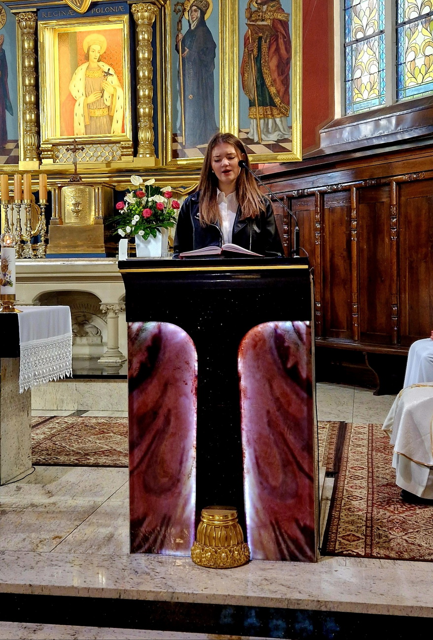 Zdjęcie Ślubowanie kl 1 2025 (14)9424de6c-fbe3-4c50-a6bc-ccc8df964176.jpg w galerii Ślubowanie klas pierwszych (6.10.2025)